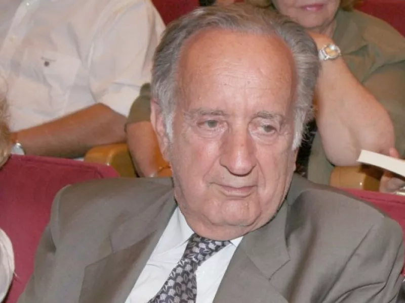 Ηλικιωμένος άνδρας εκδήλωση