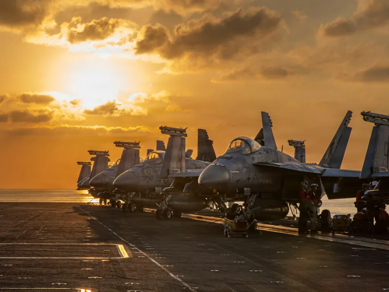  aircraft on the flight deck of the USS Abraham Lincoln