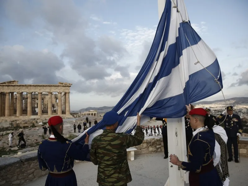 82 χρόνια από την Απελευθέρωση της Αθήνας: Με λαμπρότητα η τελετή έπαρσης της σημαίας στην Ακρόπολη φδσσδφ