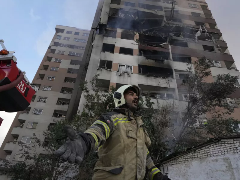 Πυροσβέστης σε πολυκατοικία
