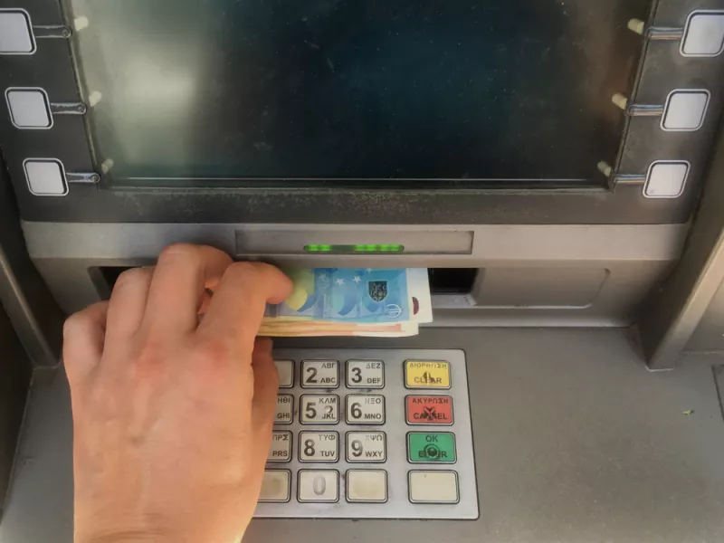Που επιβάλλουν χρεώσεις οι τράπεζες στις ηλεκτρονικές συναλλαγές. Τι ισχύει στο εξωτερικό