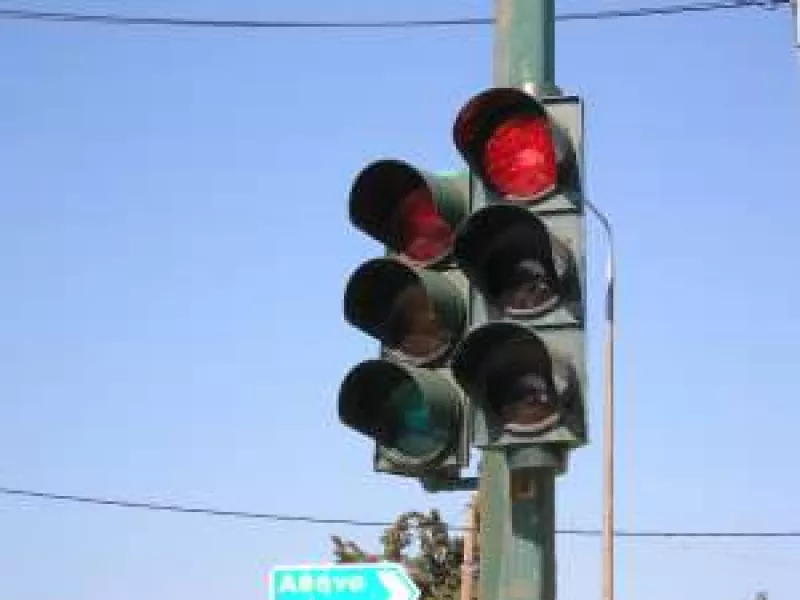 νεαρός πέρασε 12κόκκινα φανάρια για μην κάνει αλκοτέστ 