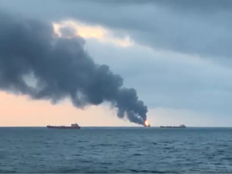 Ουκρανία: Στις φλόγες παραδόθηκε η «ναυαρχίδα» του ρωσικού στόλου- Τη χτύπησαν με Neptune λένε Ουκρανοί