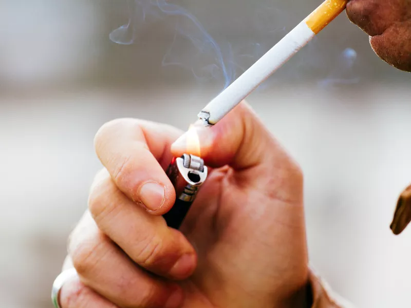 Ελληνική μελέτη – Εμβολιασμός κατά COVID σε ασθενείς με καρκίνο: Το κάπνισμα «καίει» το εμβόλιο 