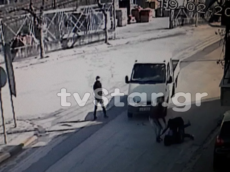 Θήβα:Ανήλικοι επιτίθενται σε γυναίκα για να τη ληστέψουν. Σοκάρει το βίντεο