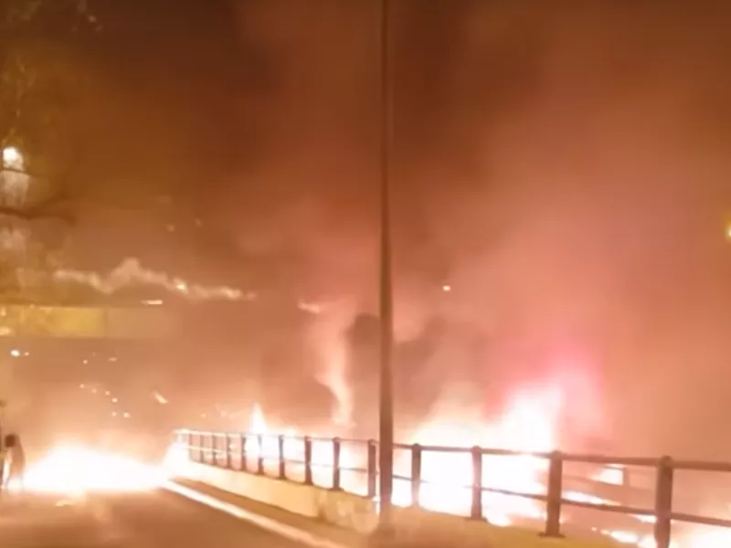 Συνελήφθη ένας 27χρονος στο Νέο Κόσμο για ρίψη μολότοφ