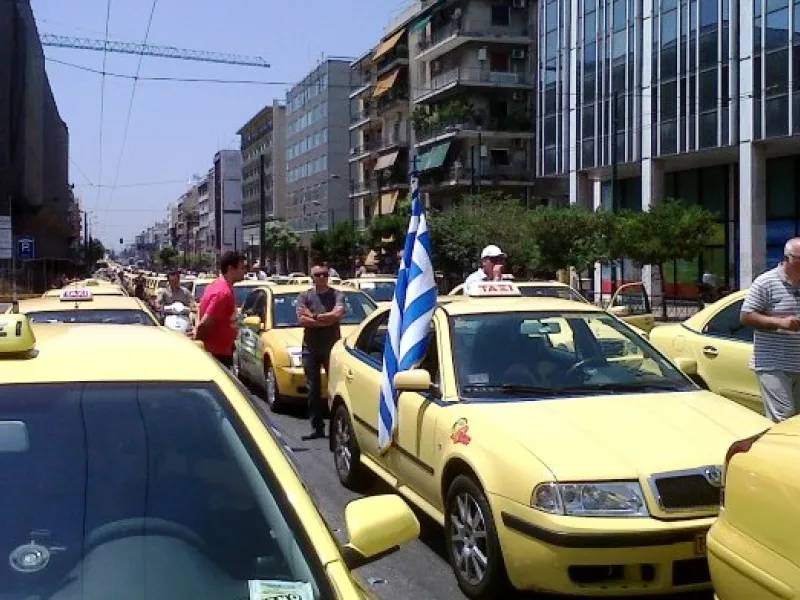 Ταξί: Βουλευτές του ΠΑΣΟΚ ζητούν τη σύγκλιση του ΚΤΕ Μεταφορών 