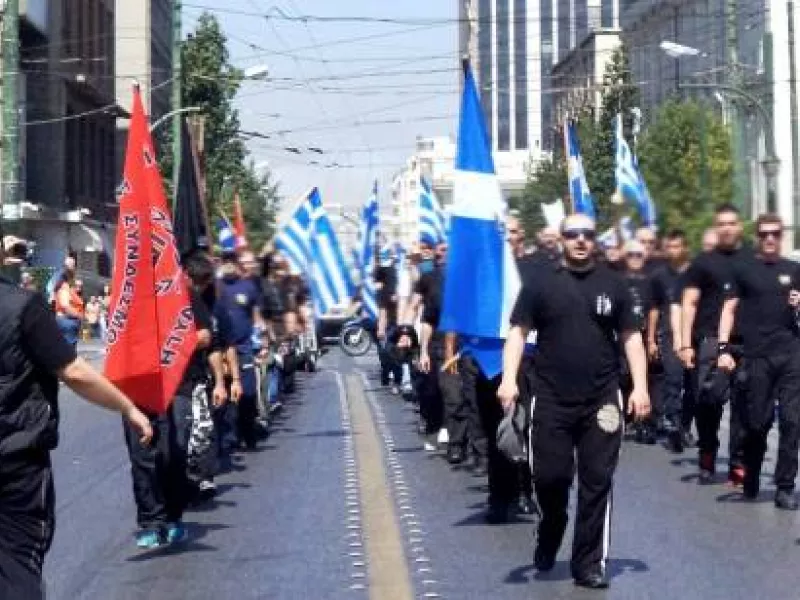 Επίθεση σε αυτόνομο στέκι από οπαδούς ΧΑ μετά από «παρέλαση» στο Κερατσίνι
