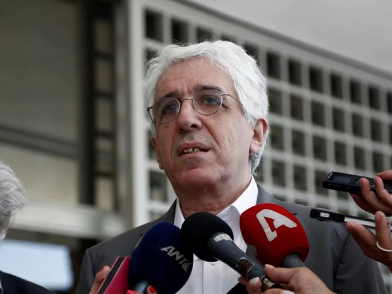 Παρασκευόπουλος υπέρ προσέγγισης με ΧΑ – «Να αποποινικοποιηθεί το κάψιμο της σημαίας»