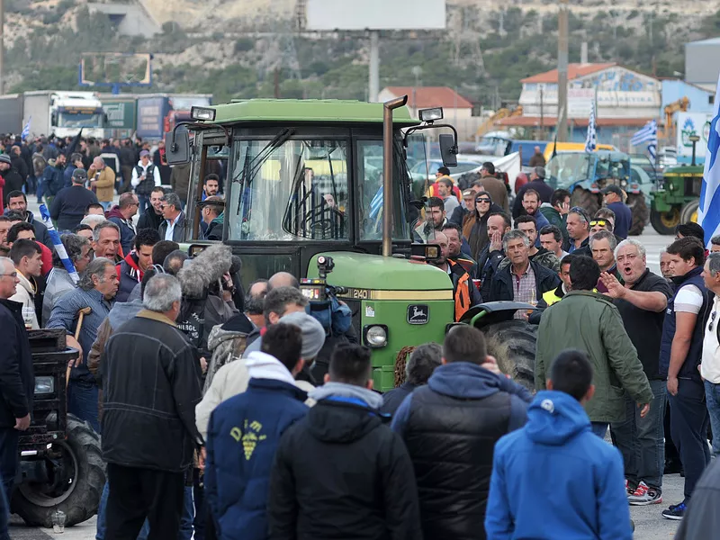 Με ουρές χιλιομέτρων στις εθνικές οδούς συνεχίζονται τα αγροτικά μπλόκα | ΣΚΑΪ
