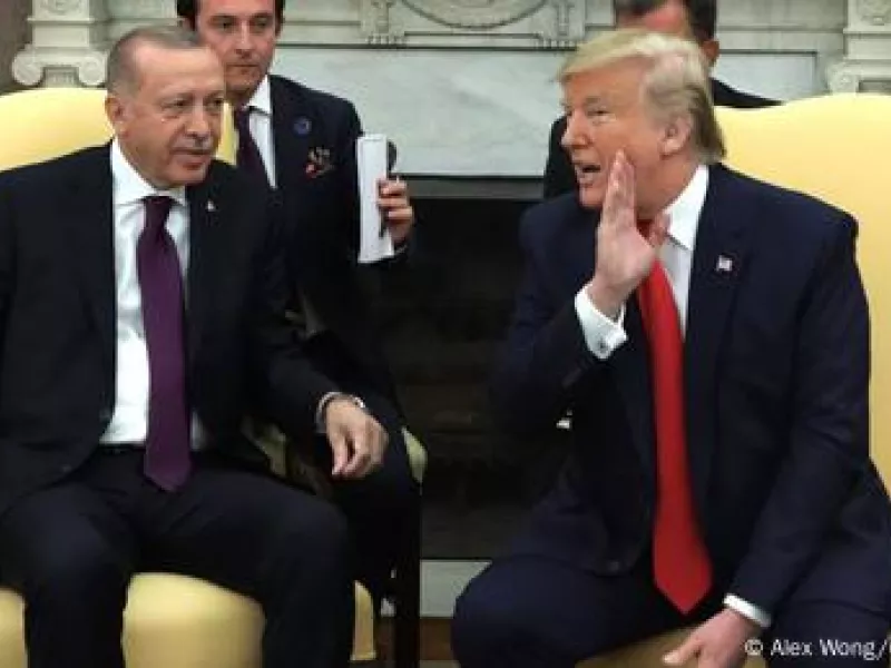 Ξεσκονίζει κόκκινο χαλί για Τραμπ ο Ερντογάν