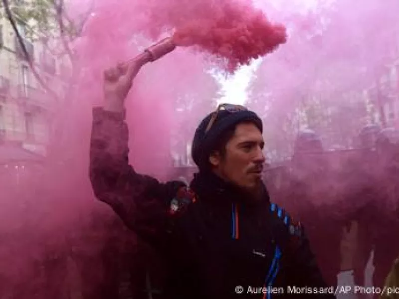 Διαδηλωτής με καπνογόνο σε πορεία