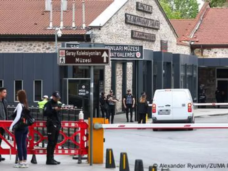 Αστυνομικοί ελέγχουν είσοδο στην Κωνσταντινούπολη