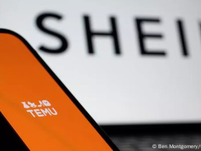TEMU σε κινητό, φόντο SHEIN