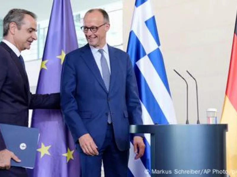 Μητσοτάκης και Μερτς συζητούν πολιτική