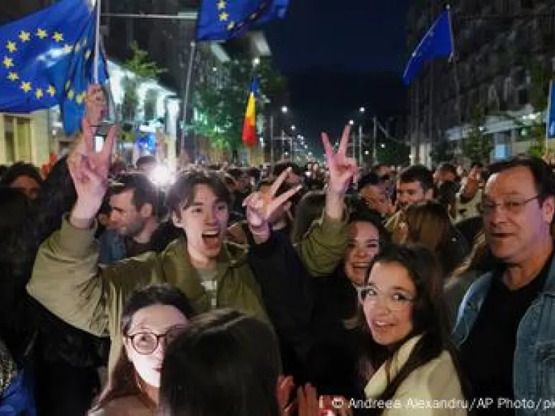 Πλήθος γιορτάζει με ευρωπαϊκές σημαίες