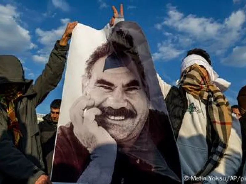 Διαδηλωτές με αφίσα Οτσαλάν
