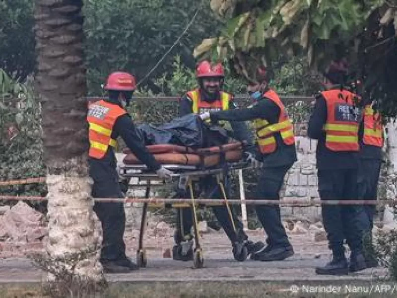 Διασώστες μεταφέρουν τραυματία σε φορείο