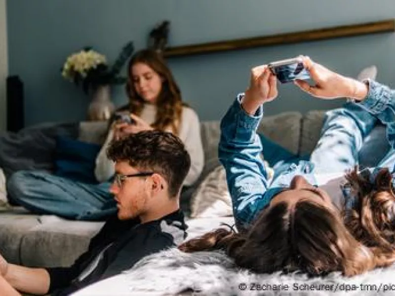 Νέοι με smartphones
