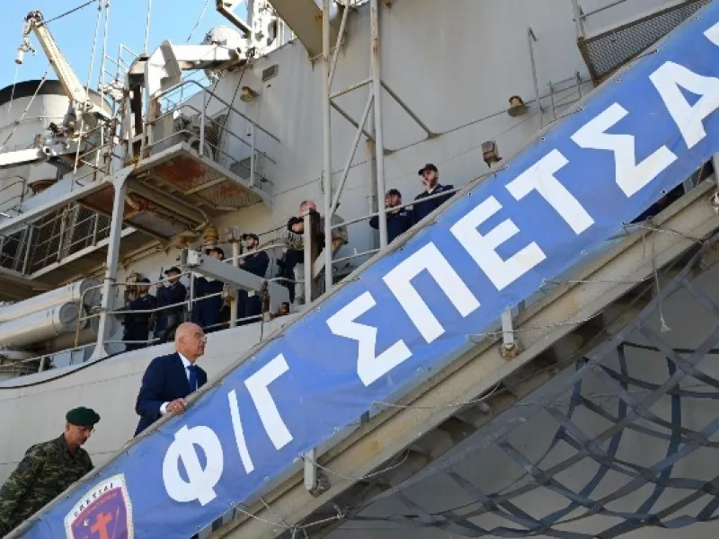 Στη φρεγάτα «Σπέτσαι» για επιθεώρηση Στόλου Τασούλας και Δένδιας