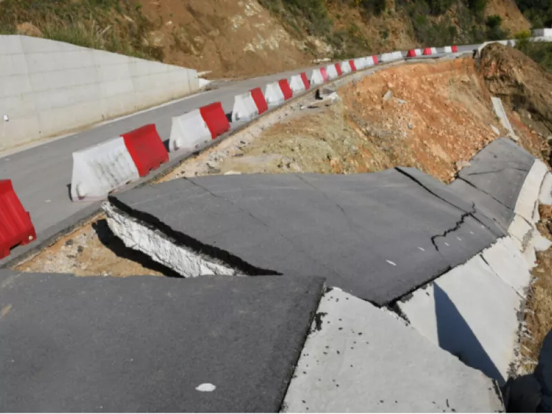 Κατάρρευση δρόμου