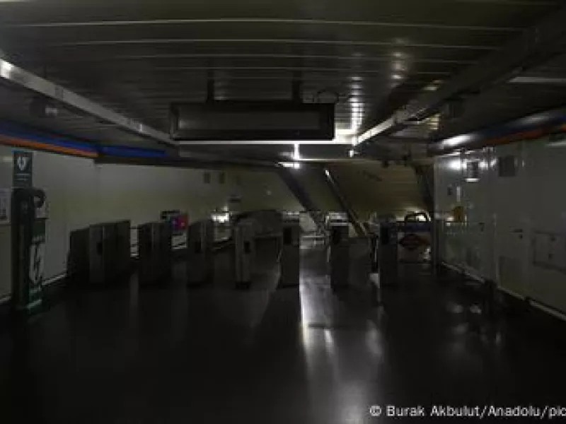 Σταθμός μετρό στο σκοτάδι black out