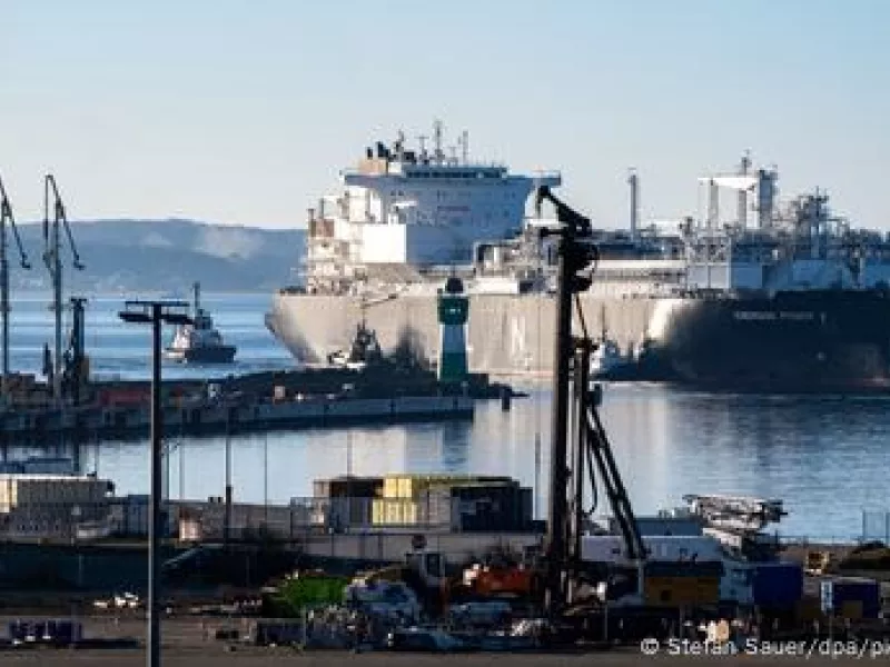 Πλοίο LNG σε τερματικό σταθμό