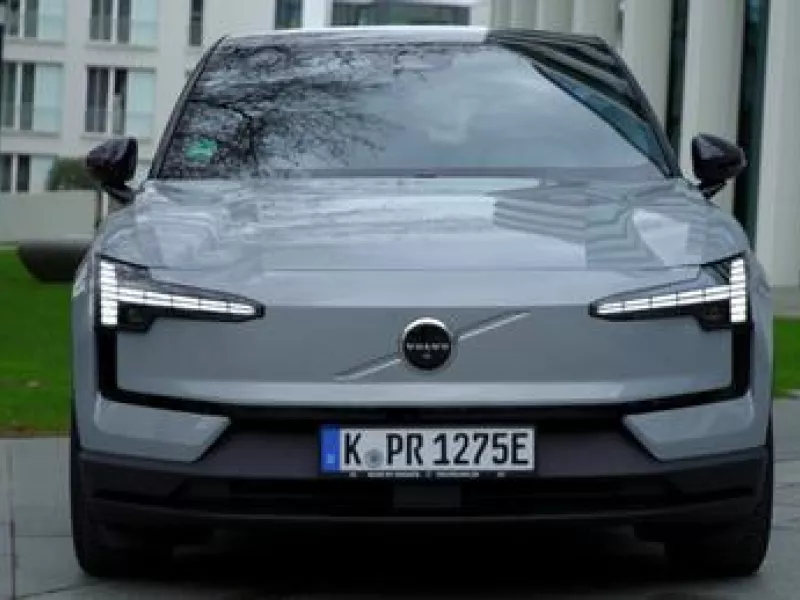 Εμπρόσθια όψη ηλεκτρικού Volvo αυτοκινήτου