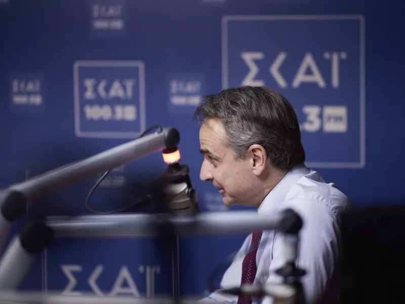 O πρωθυπουργός Κυριάκος Μητσοτάκης στο στούντιο του Σκάι 100,3