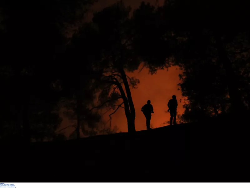 Υπάλληλος του ΑΔΜΗΕ έδωσε τα παπούτσια του σε πυροσβέστη – Τα δικά του είχαν λιώσει στη φωτιά (pic)