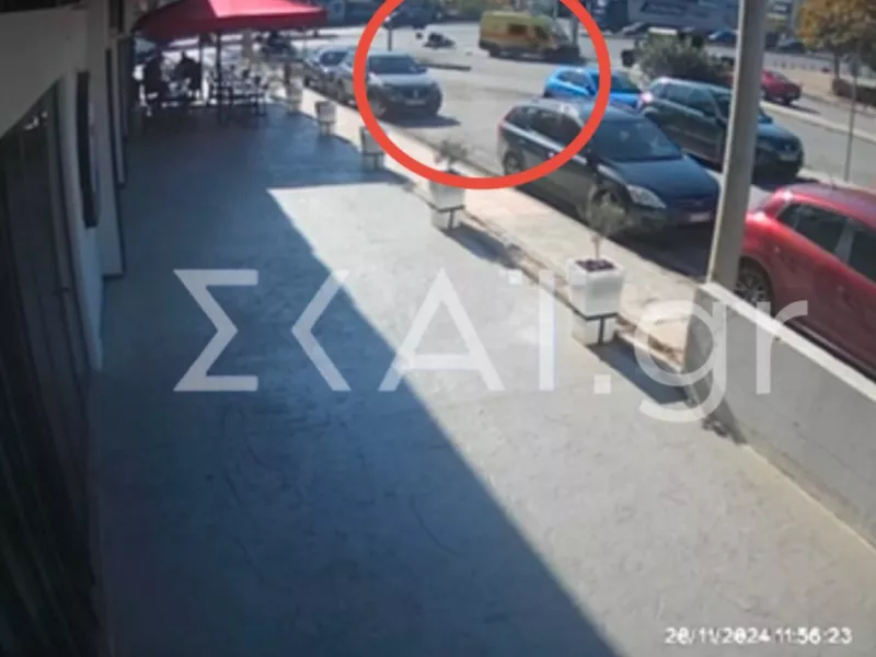 Χαϊδάρι: Βίντεο με τη στιγμή της σύγκρουσης του ασθενοφόρου με τον μοτοσικλετιστή