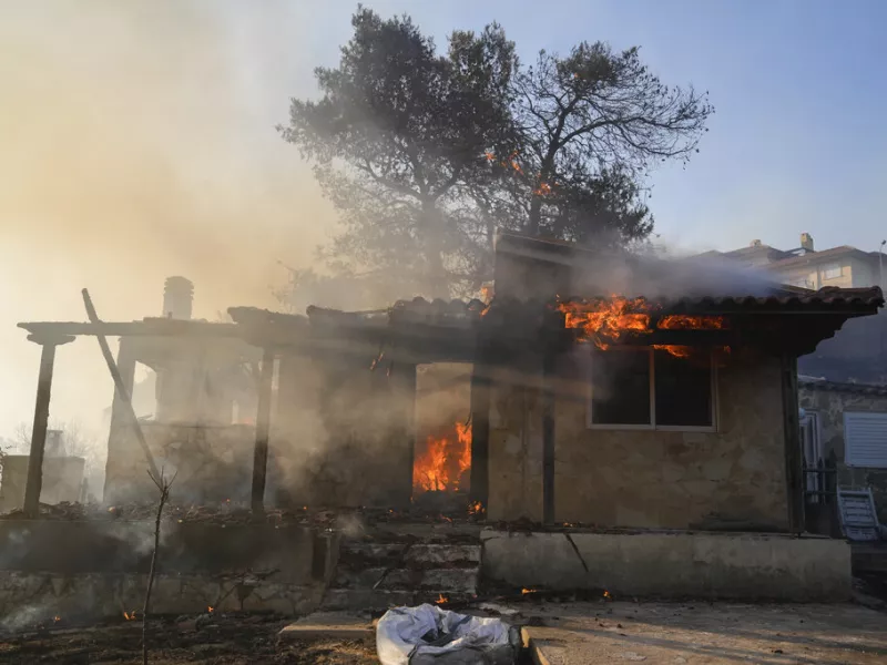 Σπίτι καίγεται στην Πεντέλη 