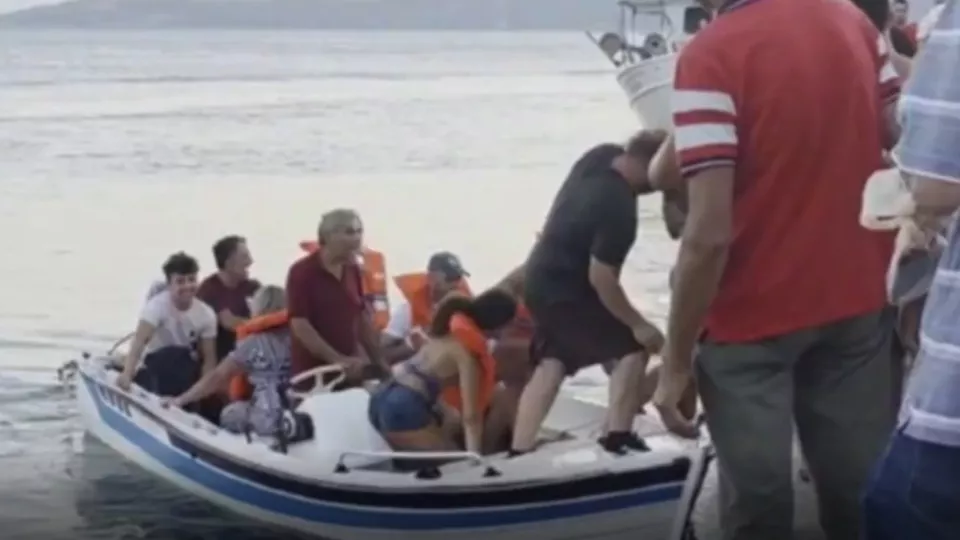 Εύβοια: Πλοίο που εκτελούσε δρομολόγιο Νέα Στύρα - Αγία Μαρίνα έπεσε σε ξέρα | ΣΚΑΪ